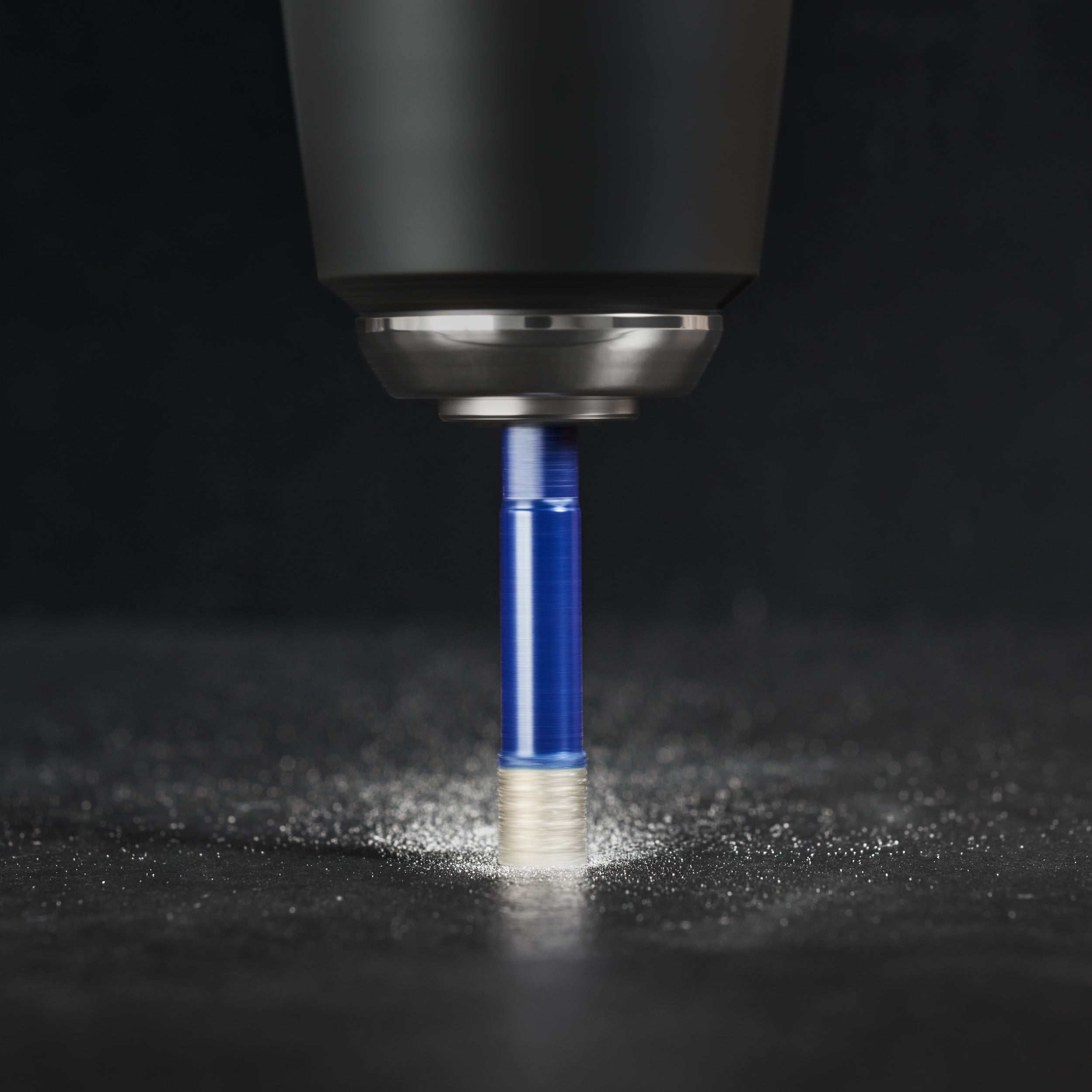 Diamantbohrer 5 mm von Werkstein beim Bohren einer Fliese mit Staubentwicklung