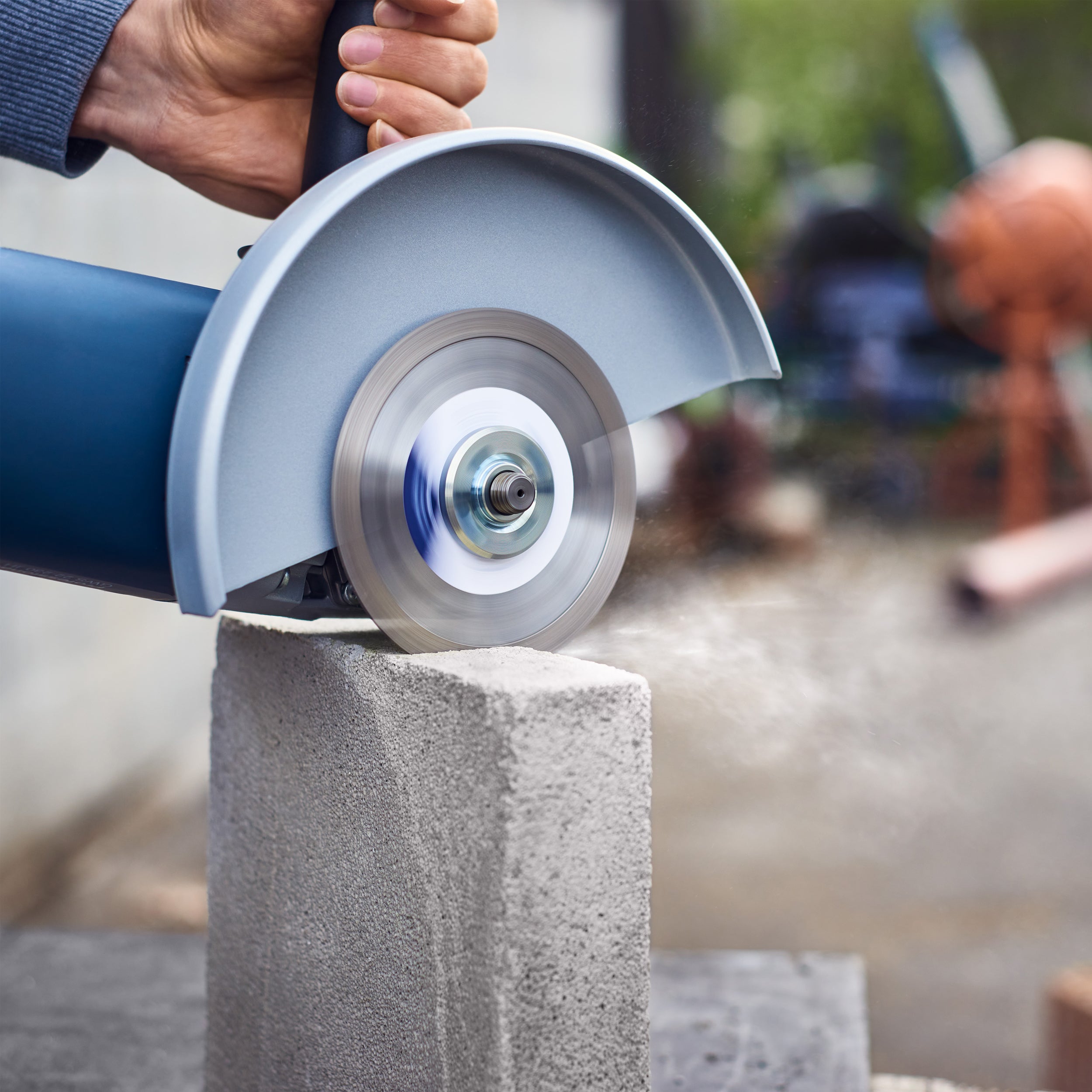 Diamanttrennscheibe 125 mm im Einsatz – sauberer Schnitt durch Betonblock mit Winkelschleifer
